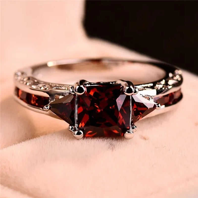 Exquisite Elegant Shiny Red Garnet Ring Fashion Jewelry 925 Sterling Silver Rings Wedding Band Ruby Rings for Women Christmas Gift