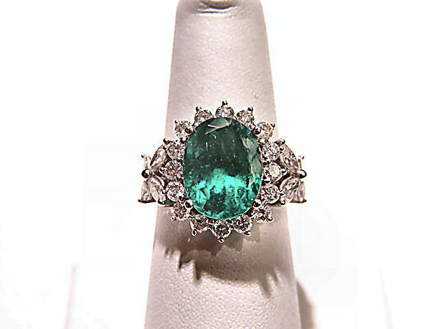 1 OVAL GREEN EMERALD 4.76 CT 18 K WHITE GOLD SET WITH ROUND BRILLIANT MARQUISE