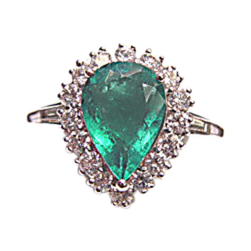 1 PEAR CUT EMERALD SET WITH ROUND BRILLIANT AND SIDES