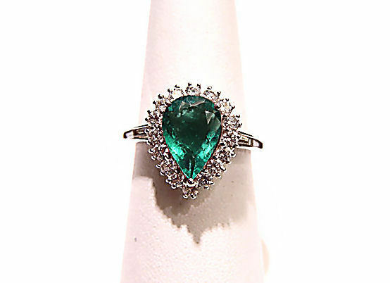 1 PEAR CUT EMERALD SET WITH ROUND BRILLIANT AND SIDES