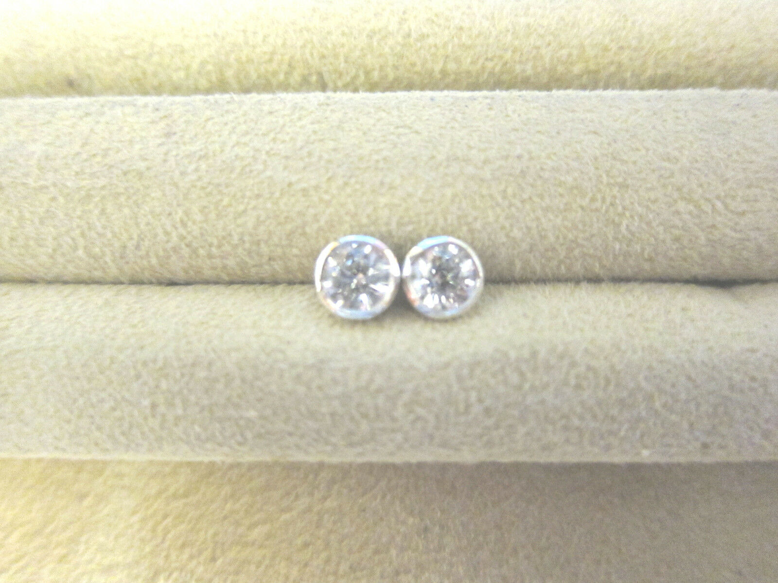 1.03 CT DIAMOND STUD ROUND BRILLIANT SHAPE BEZEL SET DIAMOND STUD EARRING 14 K