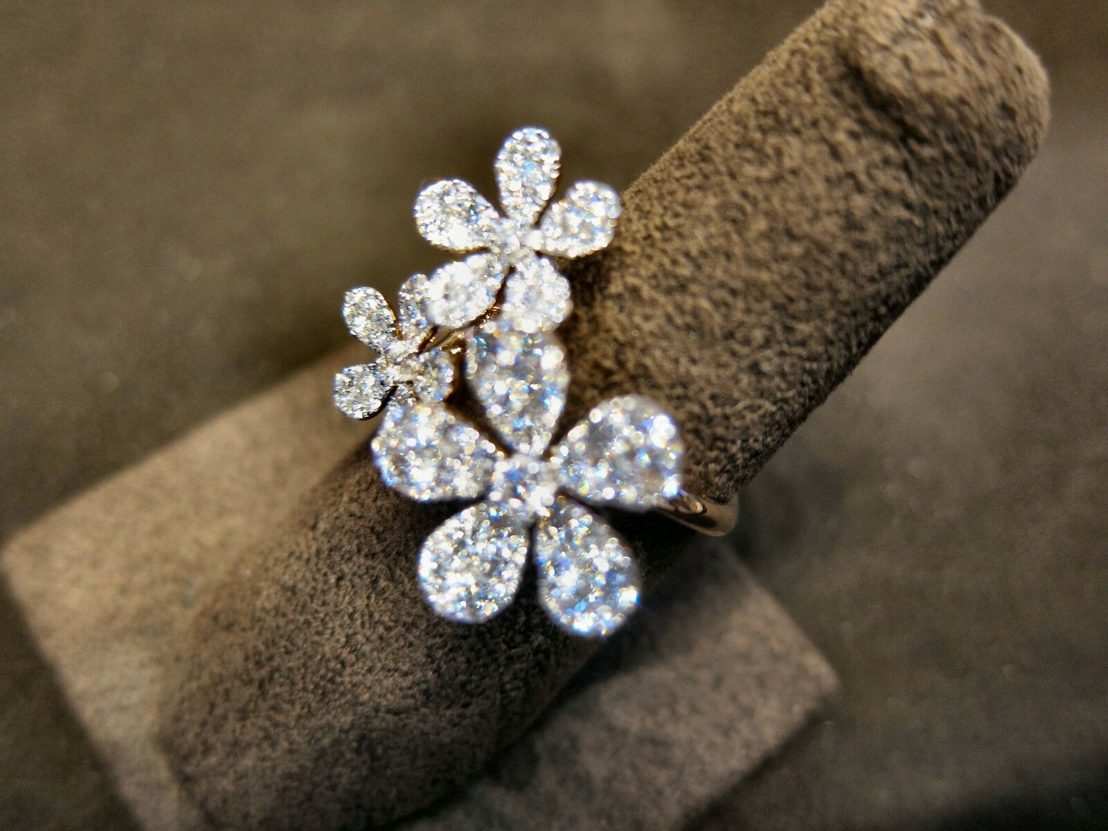 1.81 CT ROUND DIAMOND G COLOR VS1/2 CLARITY DIAMOND FLUERETTE RING 18 K GOLD