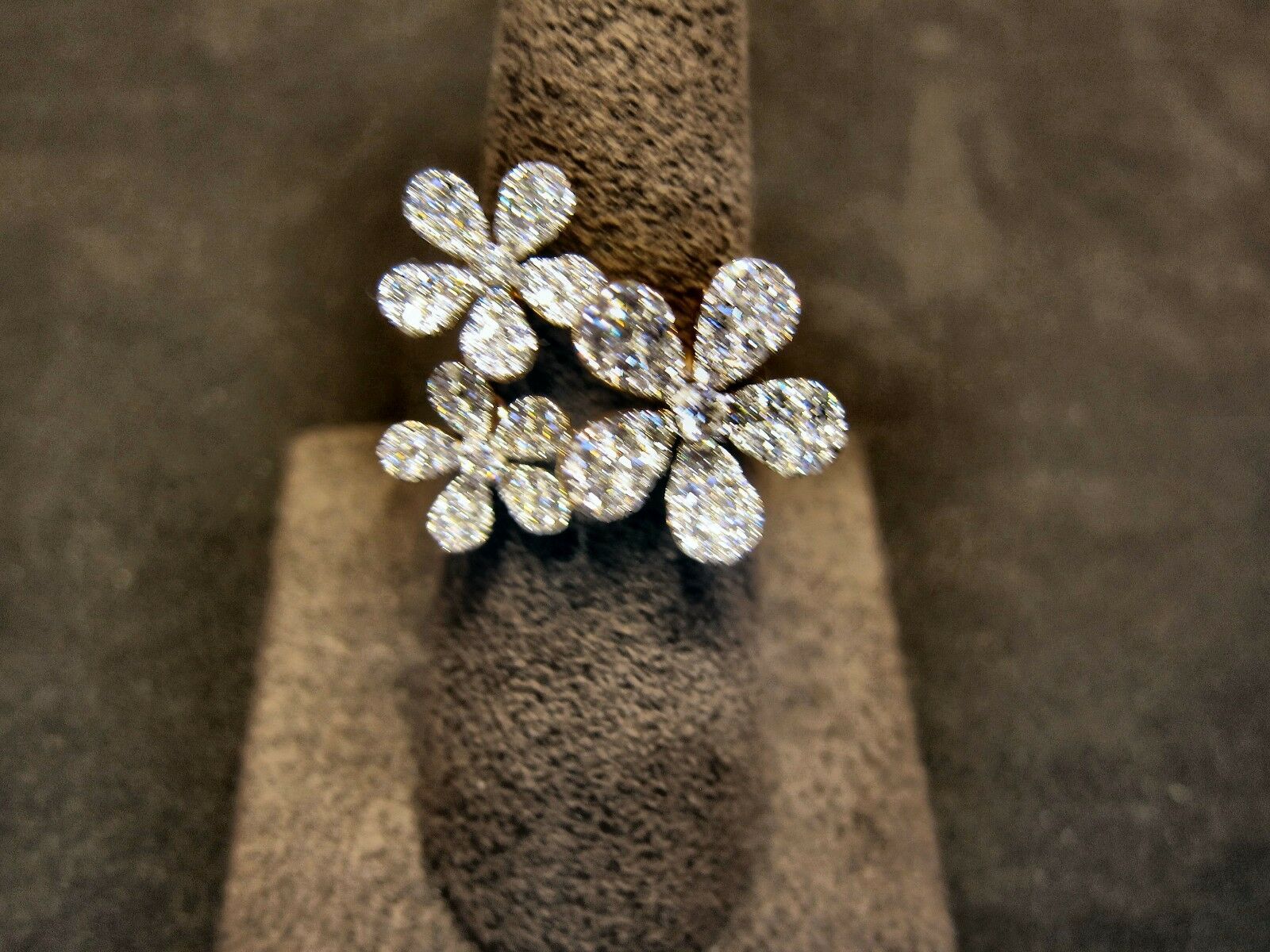 1.81 CT ROUND DIAMOND G COLOR VS1/2 CLARITY DIAMOND FLUERETTE RING 18 K GOLD
