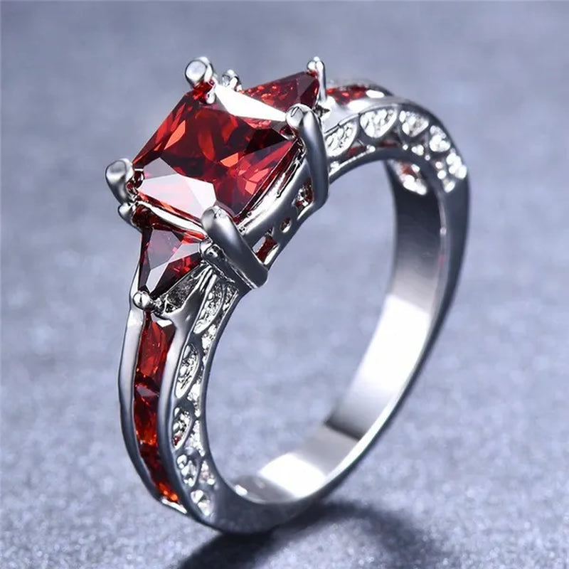 Exquisite Elegant Shiny Red Garnet Ring Fashion Jewelry 925 Sterling Silver Rings Wedding Band Ruby Rings for Women Christmas Gift