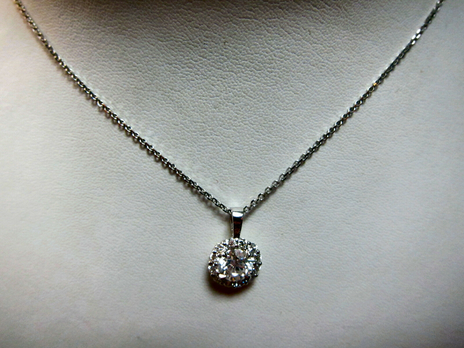 .73 CT CENTER .27 CT SIDE DIAMOND ROUND CENTER HALO DIAMOND AROUND 18 K PENDANT