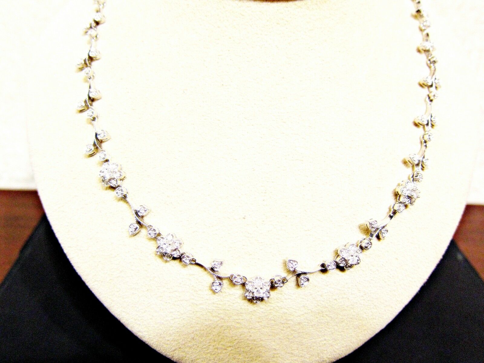 1.40 CT DIAMOND FLUERETTE 14 K GOLD NECKLACE