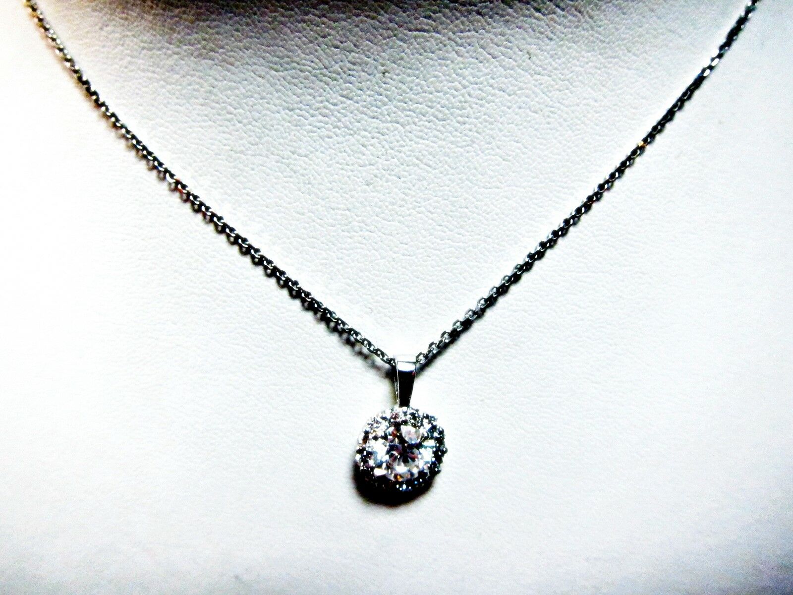 .73 CT CENTER .27 CT SIDE DIAMOND ROUND CENTER HALO DIAMOND AROUND 18 K PENDANT