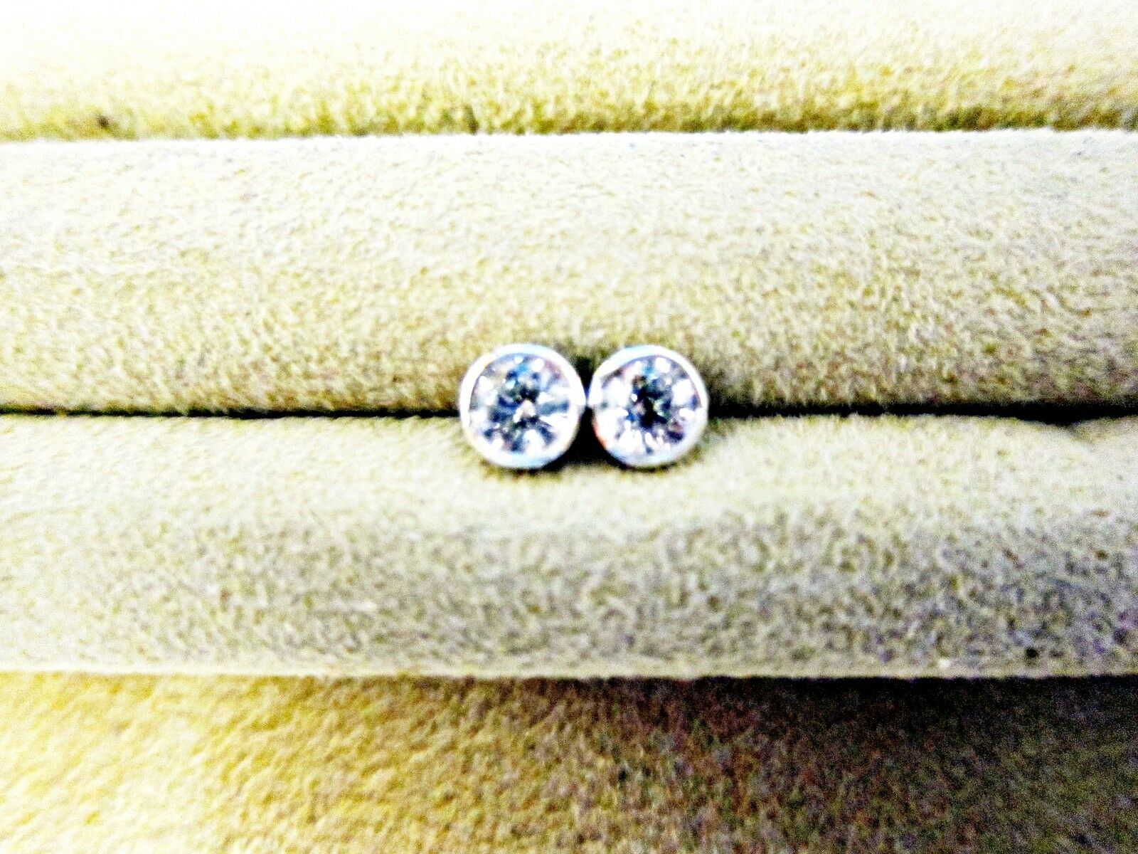 1.03 CT DIAMOND STUD ROUND BRILLIANT SHAPE BEZEL SET DIAMOND STUD EARRING 14 K