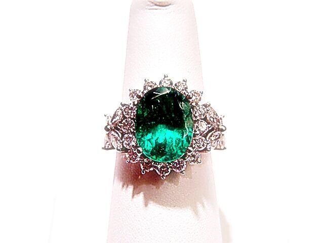 1 OVAL GREEN EMERALD 4.76 CT 18 K WHITE GOLD SET WITH ROUND BRILLIANT MARQUISE