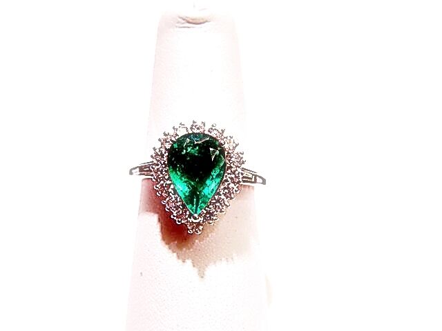 1 PEAR CUT EMERALD SET WITH ROUND BRILLIANT AND SIDES