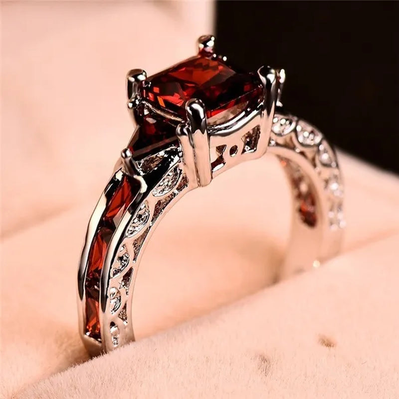 Exquisite Elegant Shiny Red Garnet Ring Fashion Jewelry 925 Sterling Silver Rings Wedding Band Ruby Rings for Women Christmas Gift